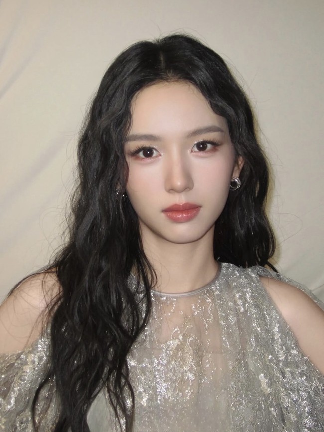 Saat mengenakan makeup, Zhou Ye pun tampil menakjubkan. Wajahnya terasa lebih hidup dan cerah. Ditambah hair styling bergelombang dan outfit yang glam, keseluruhan look jadi lebih mature. Foto: Dok. Instagram