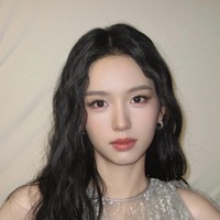 Saat mengenakan makeup, Zhou Ye pun tampil menakjubkan. Wajahnya terasa lebih hidup dan cerah. Ditambah hair styling bergelombang dan outfit yang glam, keseluruhan look jadi lebih mature. Foto: Dok. Instagram