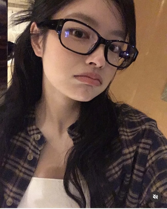 Bintang drama The Best Thing terlihat lembut dan cheerful dengan bareface. Kulit wajah Xu Ruohan yang bersih membuat fitur wajahnya nampak menawan. Foto: Dok. Instagram