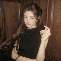Makeup membuat wajah Xu Ruohan lebih tegas. Aktris berusia 28 tahun ini pun tampil elegan dalam balutan dress hitam dan makeup yang glam. Foto: Dok. Instagram