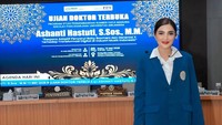 Ashanty mempresentasikan novelty atau temuan kebaruan dari penelitian mengenai strategi adaptasi penyanyi di era digital dalam sidang terbukanya. Ashanty menuliskannya menjadi sebuah buku. Foto: Instagram @ashanty_ash