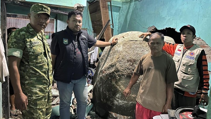 Batu terjang rumah warga.
