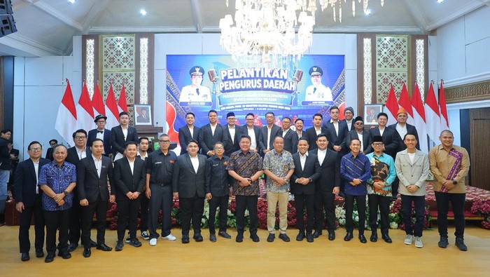 Bupati OKU Tedi Melwansyah (baju biru muda) saat menghadiri acara pelantikan PaSKI Sumsel Periode 2026-2030