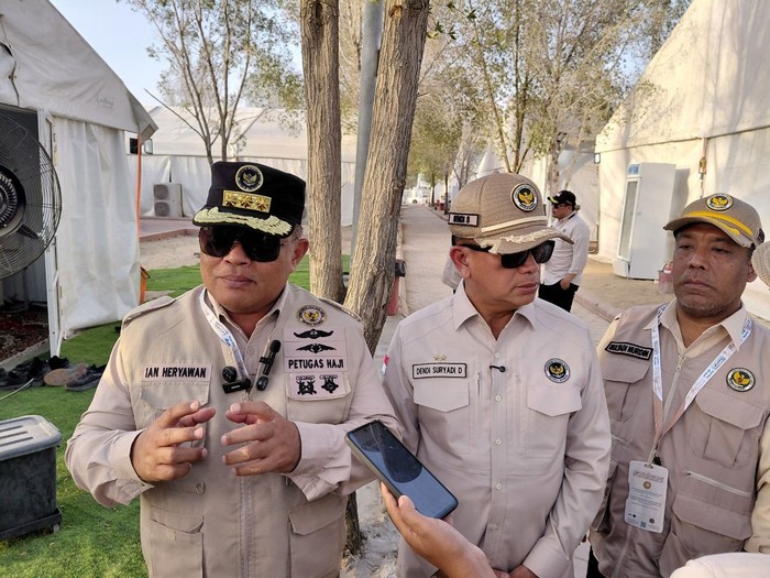 Dirjen Pelayanan Haji Kemenhaj, Ian Heryawan, dan Inspektorat Jenderal, Dendi Suryadi, memberikan keterangan pengecekan tenda Arafah, Rabu (13/5/2026).