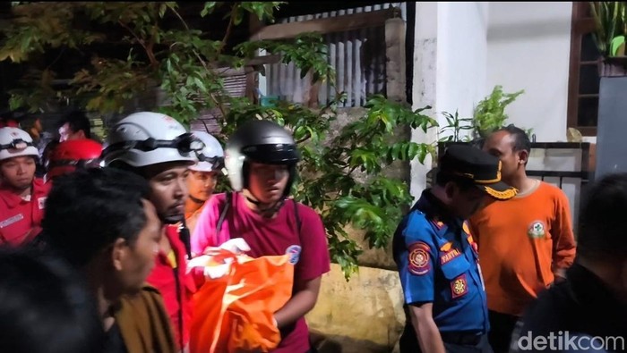 Evakuasi korban ditemukan tewas di sungai wilayah Purwoyoso, Kecamatan Ngaliyan, Kota Semarang, Jumat (15/5/2026).