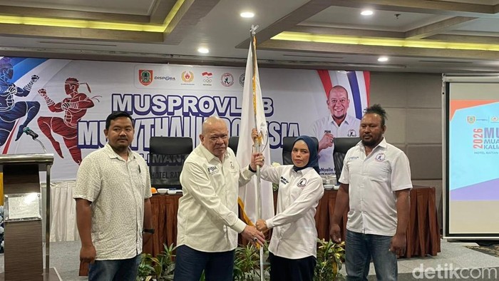 Ferina saat menerima tongkat kepemimpinan Ketua Pengda Muaythai Indonesia Kalsel. (Khairun Nisa/detikKalimantan)