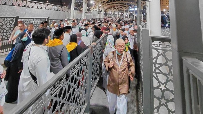 Gate khusus lansia dan jemaah yang pakai kursi roda di Terminal Ajyad Gate khusus lansia dan jemaah yang pakai kursi roda di Terminal Ajyad, Kamis (14/5/2026) malam.