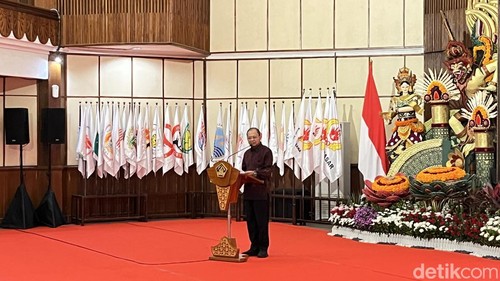 Gubernur Bali Wayan Koster memberi sambutan saat acara pelantikan pengurus KONI Bali di Kantor Gubernur Bali, Jumat (15/5/2026). (Foto: Rizki Setyo/detikBali)