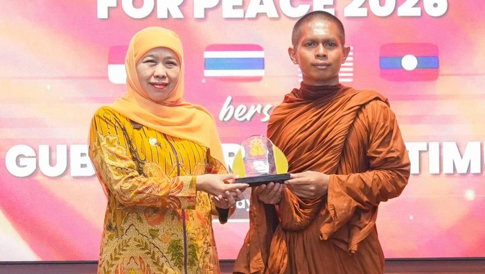 Gubernur Jatim Khofifah Indar Parawansa sambut 57 Bhikkhu lintas negara di Gedung Negara Grahadi, Surabaya.