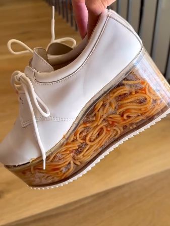 'Feetghetti' Viral! Cara Makan Pasta Influencer Ini Bikin Netizen Heran