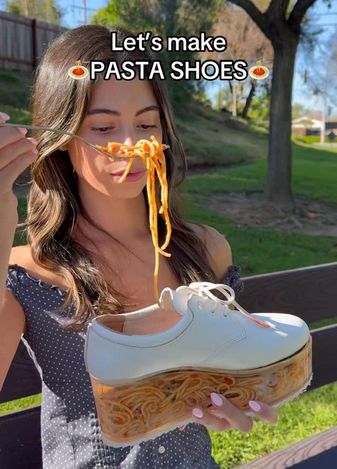 'Feetghetti' Viral! Cara Makan Pasta Influencer Ini Bikin Netizen Heran