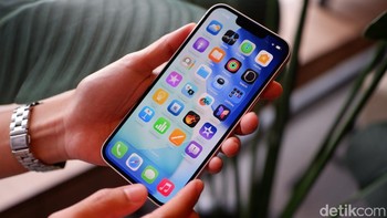 iPhone 17e mengusung layar Super Retina XDR OLED berukuran 6,1 inch. Tidak terlalu besar, tapi tetap nyaman untuk nonton, gaming, hingga scrolling media sosial berjam-jam. Panel Super Retina XDR OLED milik iPhone 17e punya warna yang tajam dan kontras pekat. Konten HDR di Netflix atau YouTube terlihat makin hidup. Foto: Adi FR/detikINET
