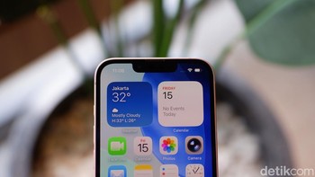iPhone 17e masih mengadopsi notch tempat sensor Face ID serta kamera depan 12 MP TrueDepth dengan Auto Focus bikin hasil selfie terlihat lebih tajam, bahkan saat pencahayaan indoor. Foto: Adi FR/detikINET