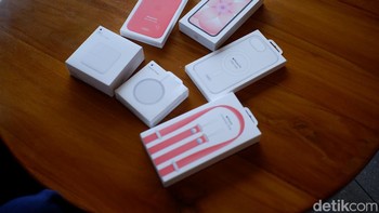 Apple turut menghadirkan beragam aksesori untuk melengkapi iPhone 17e, mulai dari MagSafe charger, silicon case, clear case MagSafe, hingga crossbody strap yang membuat tampilannya makin stylish sekaligus fungsional untuk penggunaan sehari-hari.  Foto: Adi FR/detikINET
