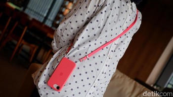 Perpaduan silicon case dan crossbody strap warna Bright Guava terasa cocok dipasangkan dengan iPhone 17e Soft Pink. Kombinasi warnanya membuat tampilan iPhone jadi makin stylish dan standout, sekaligus mendukung gaya pengguna yang ingin tampil fashionable sehari-hari. Foto: Adi FR/detikINET