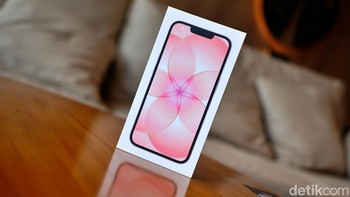 iPhone 17e mulai dijual di Indonesia pada 13 Mei lalu. Kehadirannya langsung menarik perhatian karena menawarkan fitur modern khas iPhone terbaru dengan harga yang lebih terjangkau.  Foto: Adi FR/detikINET