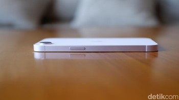 Chip Apple A19 di iPhone 17e bikin performanya ngebut untuk multitasking maupun editing video ringan. Rasanya jauh lebih kencang dibanding iPhone lawas. Apple Intelligence jadi salah satu fitur paling menarik di iPhone 17e. Fitur AI seperti Live Translation terasa praktis dipakai sehari-hari. Foto: Adi FR/detikINET