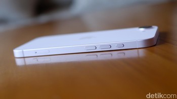 HP ini turut diberikan Action Button serta Face ID seperti pada seri iPhone terbaru lainnya. Action Button memberikan sentuhan ala iPhone flagship. Tombol ini praktis untuk shortcut kamera, flashlight, atau mode silent. Foto: Adi FR/detikINET