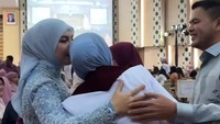 Syifa langsung memeluk Irish Bella lebih dulu usai menjalani wisuda dan baiat dokter muslim. Foto: Instagram @_irishbella_