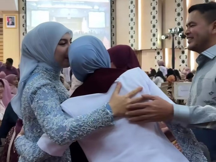 Haru dan Bangga Irish Bella, Putri Sambung Resmi Jadi Dokter