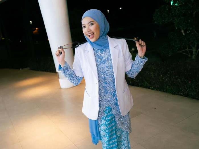 Haru dan Bangga Irish Bella, Putri Sambung Resmi Jadi Dokter