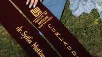 Syifa Mutiara Sabri lulus dengan nilai cumlaude dari Fakultas Kedokteran Universitas YARSI. Foto: Instagram @_irishbella_