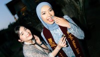 Syifa bersama sang adik, Hasya. Irish memberikan pesan untuk Syifa. Ini bukan akhir, tapi awal mula journey kakak, yang pasti doa Mami dan Papa selalu menyertai kakak. Semoga bisa menjadi dokter yang bisa membantu menyembuhkan dan membawa kebahagiaan serta keberkahan di kehidupan banyak orang. Foto: Instagram @_irishbella_