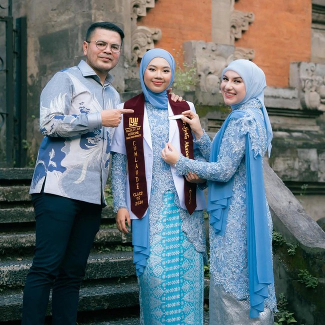 Haru dan Bangga Irish Bella, Putri Sambung Resmi Jadi Dokter