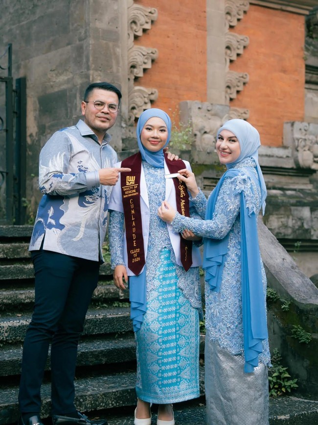 Haru dan Bangga Irish Bella, Putri Sambung Resmi Jadi Dokter