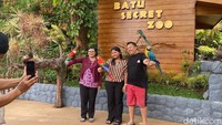 Sejumlah wisatawan berinteraksi dengan satwa di Batu Secret Zoo, salah satu destinasi favorit di Jatim Park 2 Kota Batu. (Foto: M. Bagus Ibrahim/ detikjatim)