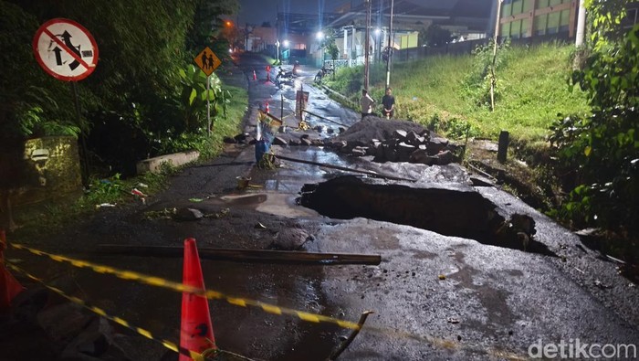 Jembatan di Jalan Honggowongso, Kelurahan Purwoyoso, Kecamatan Ngaliyan, Kota Semarang amblas dan ditutup total pada Jumat (15/5/2026) malam.