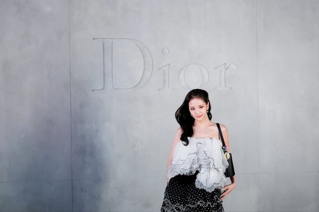 Jisoo BLACKPINK bertolak ke California, AS, untuk menghadiri suguhan koleksi terbaru Dior Cruise 2027 di Los Angeles County Museum of Art pada Rabu (13/06/2026). Foto: Instagram/@sooyaaa__