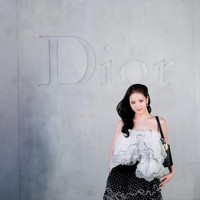 Jisoo BLACKPINK bertolak ke California, AS, untuk menghadiri suguhan koleksi terbaru Dior Cruise 2027 di Los Angeles County Museum of Art pada Rabu (13/06/2026). Foto: Instagram/@sooyaaa__