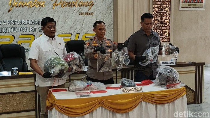 Kapolda Lampung Irjen Helfi Assegaf menunjukkan barang bukti dari pelaku curanmor yang tembak Bripka Anm Arya