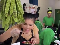 Karina Ranau Jago Masak, Laris Jualan Jukut Goreng dan Gabin di Warungnya