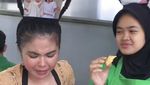 Karina Ranau Jago Masak, Laris Jualan Jukut Goreng dan Gabin di Warungnya