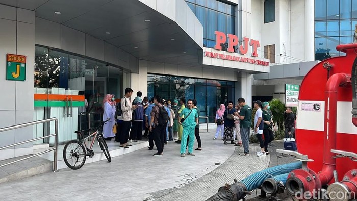 Kebakaran di gedung PPJT RSUD Dr. Soetomo