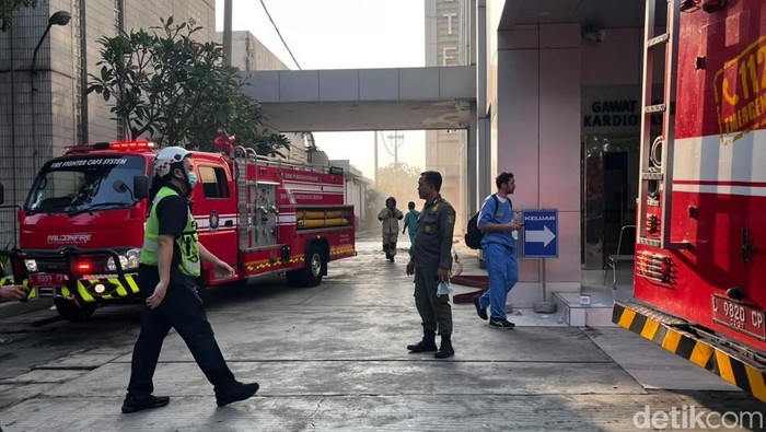 Kebakaran di PPJT RSU Dr Soetomo Surabaya. Lebih dari 5 mobil damkar dikerahkann di lokasi.