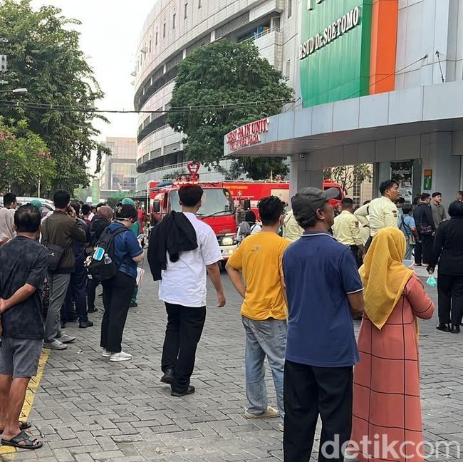 Situasi Tegang Saat Gedung PPJT RSUD dr Soetomo Surabaya Terbakar