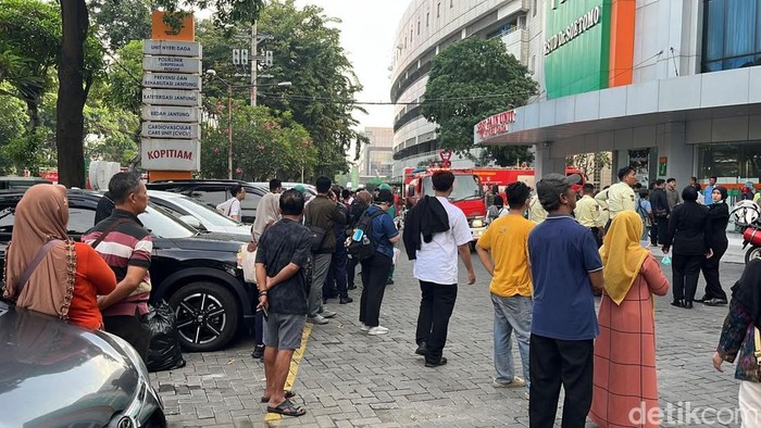Kebakaran di PPJT RSU Dr Soetomo Surabaya. Lebih dari 5 mobil damkar dikerahkan di lokasi.