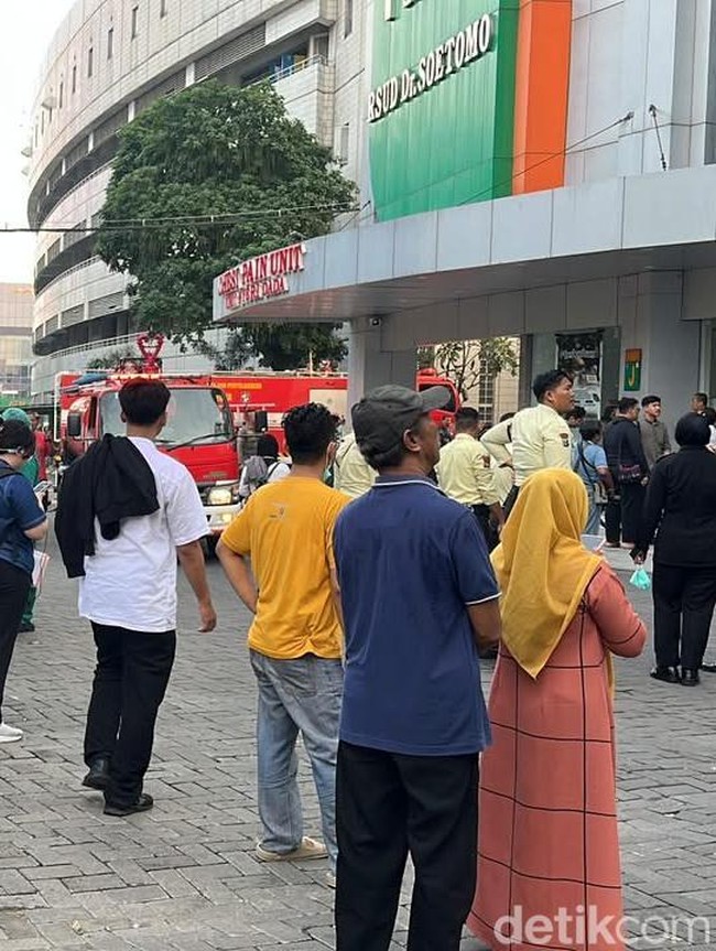 Situasi Tegang Saat Gedung PPJT RSUD dr Soetomo Surabaya Terbakar