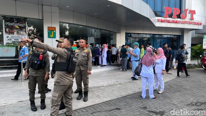 Kondisi evakuasi korban kebakaran gedung PPJT RSUD Dr Soetomo Surabaya