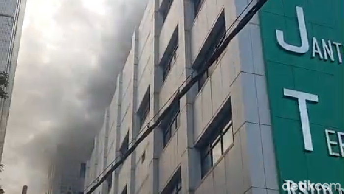 Kepulan asap di gedung PPJT RS Dr Soetomo SUrabaya