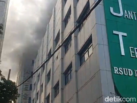 Kebakaran RS Dr Soetomo Surabaya Kepulan asap di gedung PPJT RS Dr Soetomo SUrabaya