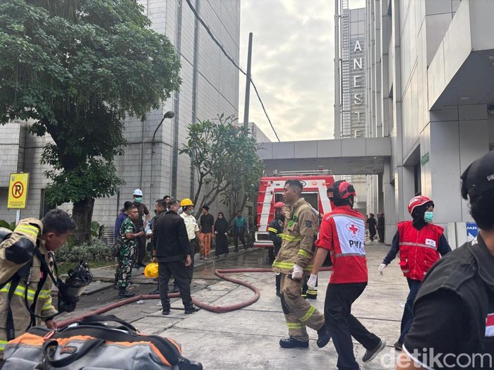 Kepulan asap hitam membumbung dari Gedung Pusat Pelayanan Jantung Terpadu (PPJT) RSUD dr Soetomo Surabaya saat kebakaran terjadi, Jumat (15/5/2026) pagi.