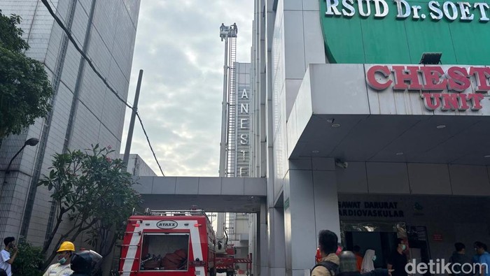 Kepulan asap hitam membumbung dari Gedung Pusat Pelayanan Jantung Terpadu (PPJT) RSUD dr Soetomo Surabaya saat kebakaran terjadi, Jumat (15/5/2026) pagi.