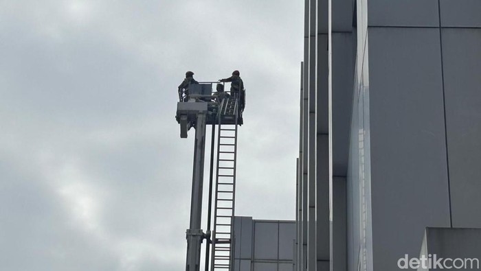Kepulan asap hitam membumbung dari Gedung Pusat Pelayanan Jantung Terpadu (PPJT) RSUD dr Soetomo Surabaya saat kebakaran terjadi, Jumat (15/5/2026) pagi.
