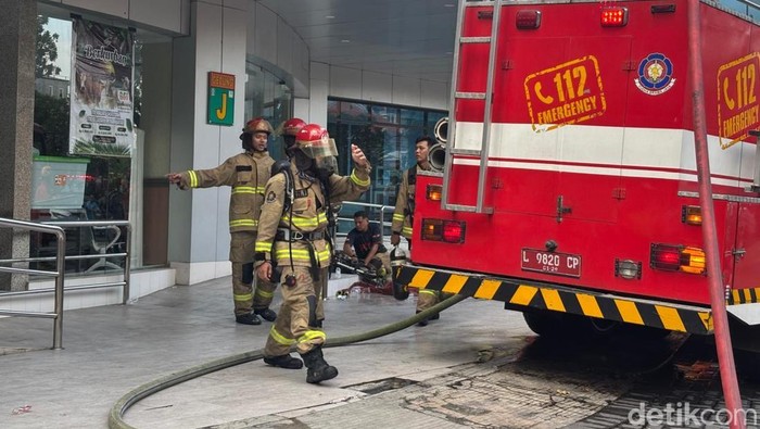 Kepulan asap hitam membubung dari Gedung Pusat Pelayanan Jantung Terpadu (PPJT) RSUD dr Soetomo Surabaya saat kebakaran terjadi, Jumat (15/5/2026) pagi.