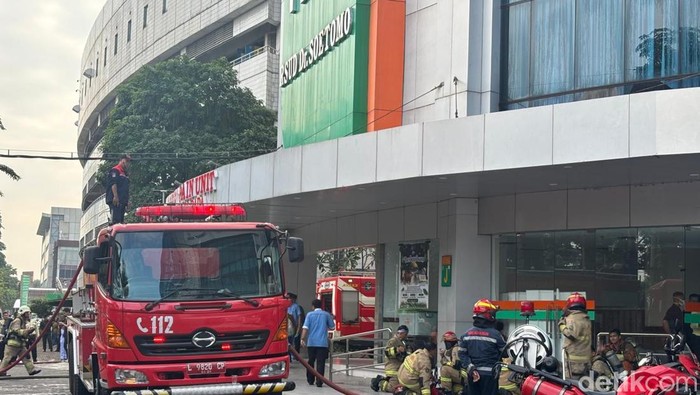 Kepulan asap hitam membumbung dari Gedung Pusat Pelayanan Jantung Terpadu (PPJT) RSUD dr Soetomo Surabaya saat kebakaran terjadi, Jumat (15/5/2026) pagi.