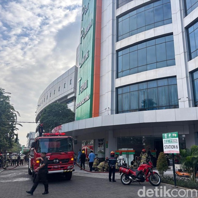 Situasi Terkini Kebakaran Gedung PPJT RSUD dr Soetomo Surabaya